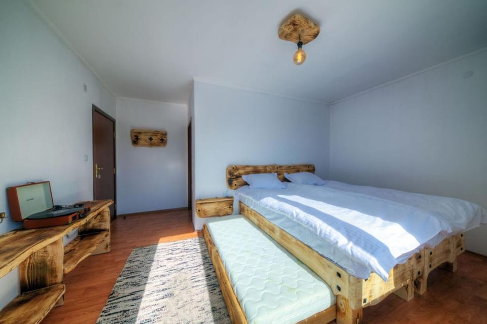 Shower, Toilet, Bed, Bathroom, View (from property/room), Balcony/Terrace, Bedroom, Mountain view, hair dryier, heating, internet, towels