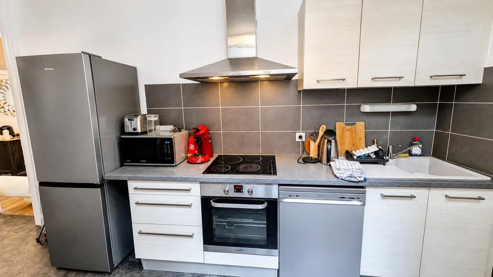 Coffee/tea facilities, dishwasher, microwave, oven, stove, toaster, kitchen