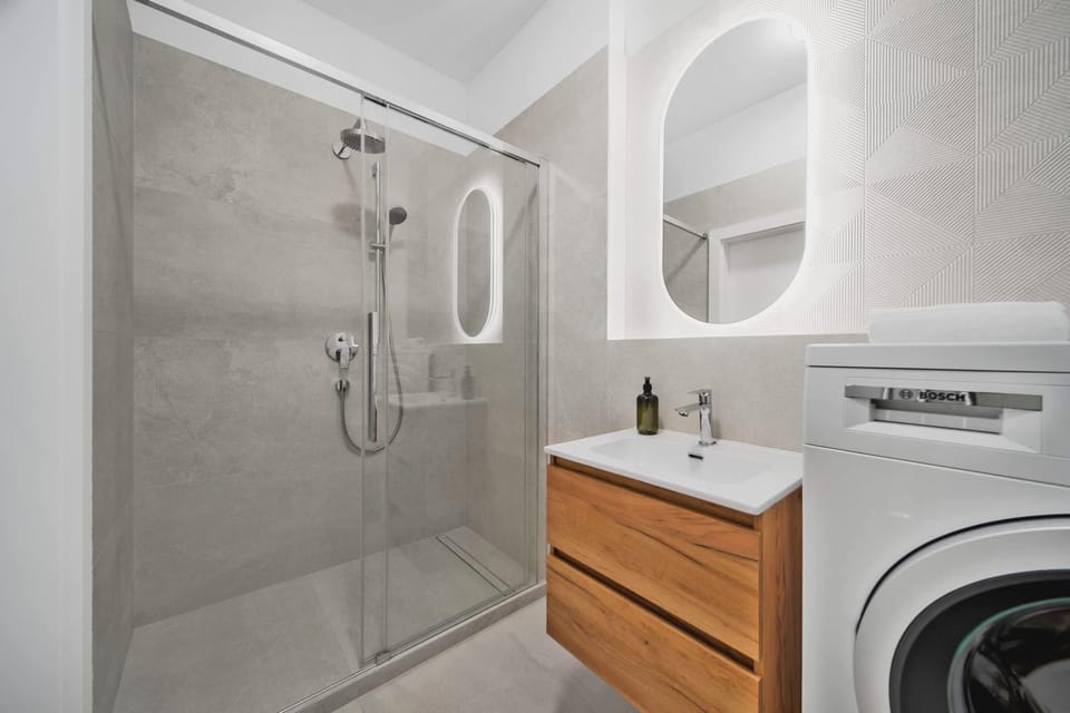 Bathroom, towels, washing machine