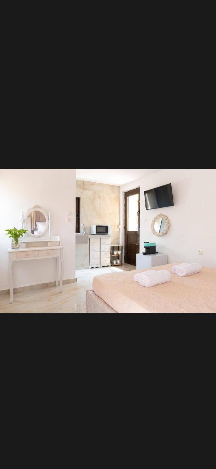 TV and multimedia, Photo of the whole room, Bedroom