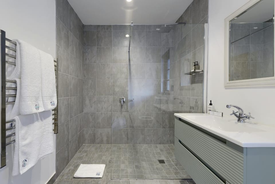 Shower, Bathroom, towels