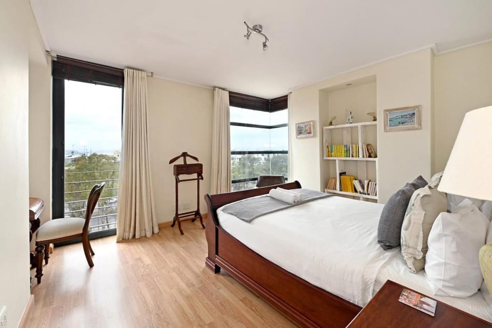 Two Bed Apartment Spacious 6th Floor Secure Apartment in Cape Town