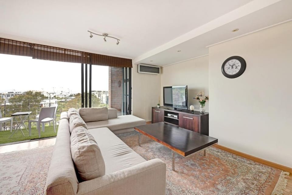 Two Bed Apartment Spacious 6th Floor Secure Apartment in Cape Town