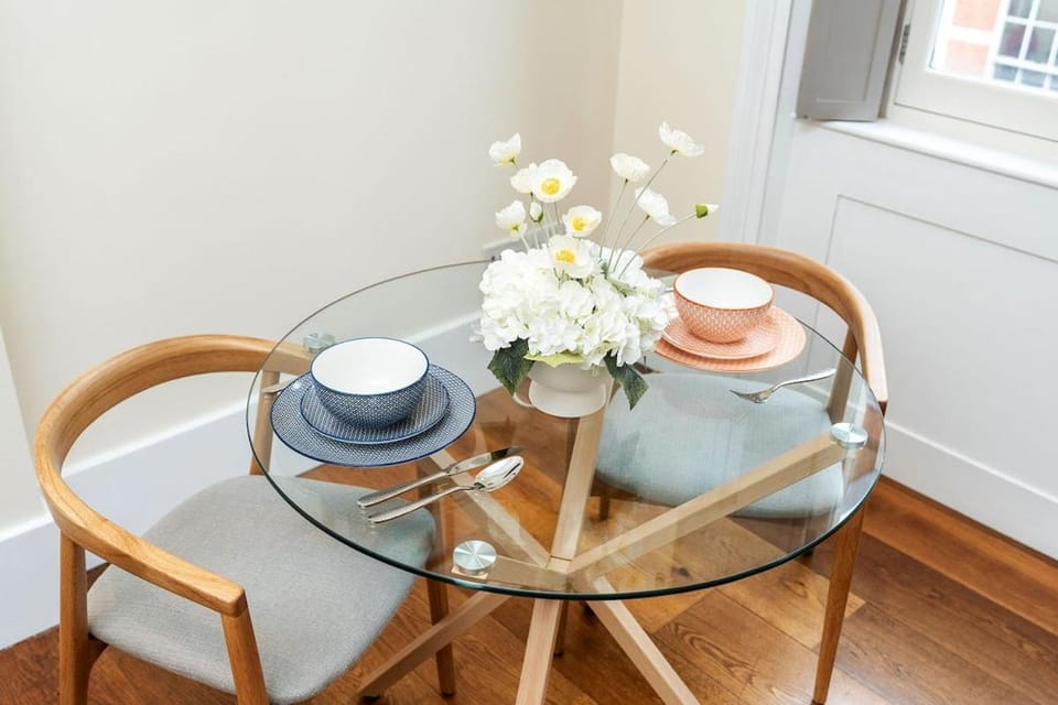 Designer 1 Bed Apartment in Mayfair Steps To New Bond Street and 3 min Walk to Oxford Circus Station Apartment in City of Westminster