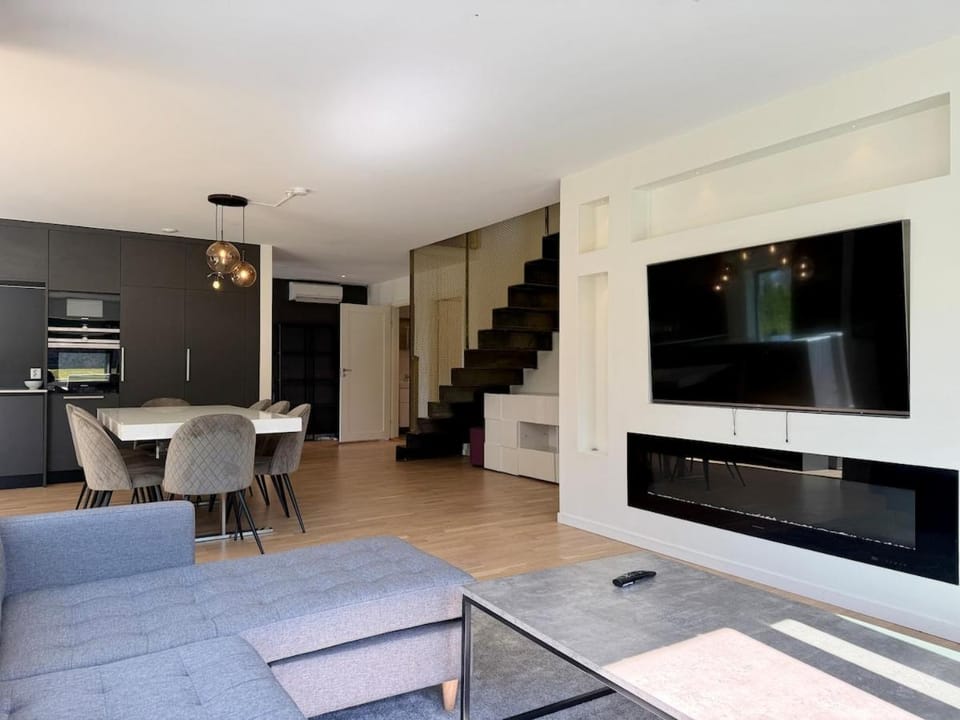 Workers and Family Homes 5BR Team House for 10, Free Parking Near Volvo & Landvetter Villa in Gothenburg