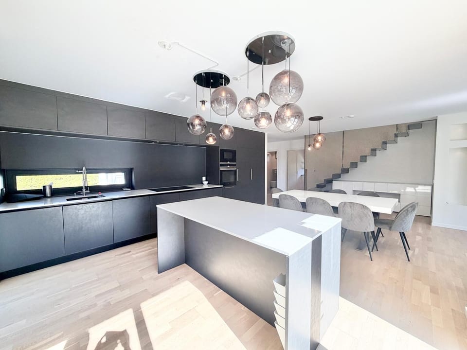 Workers and Family Homes 5BR Team House for 10, Free Parking Near Volvo & Landvetter Villa in Gothenburg