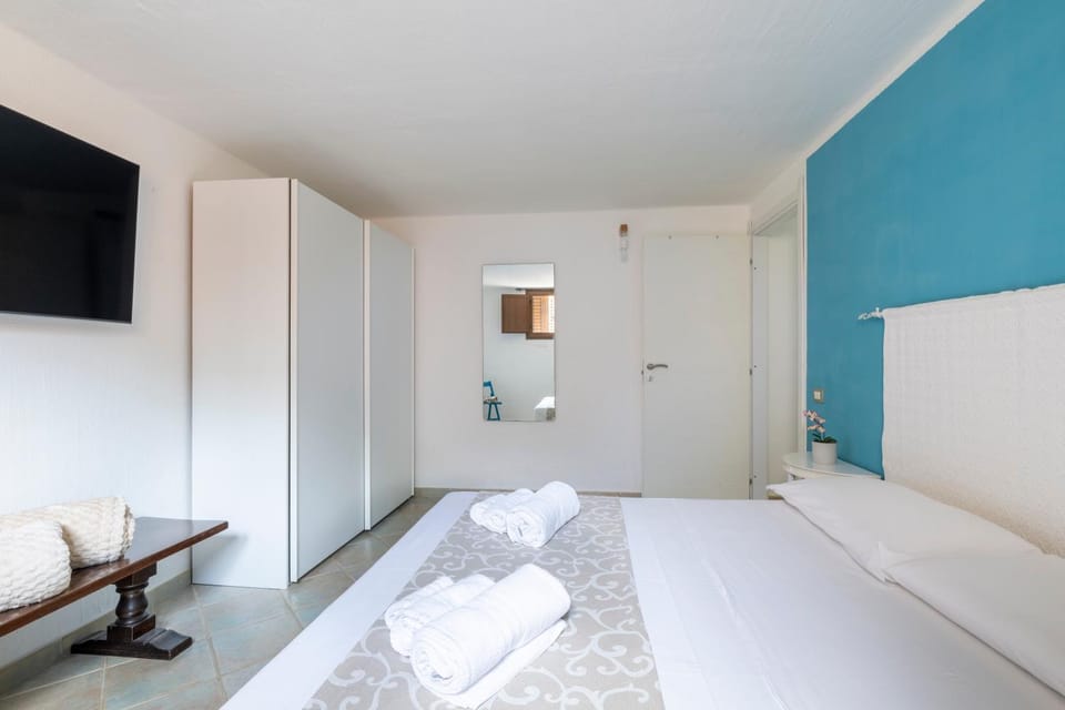 Bed, TV and multimedia, Bedroom, towels, wardrobe