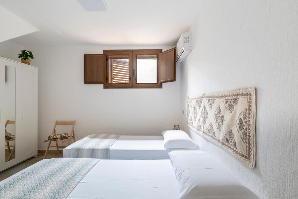 Bed, Bedroom, wardrobe, air conditioner