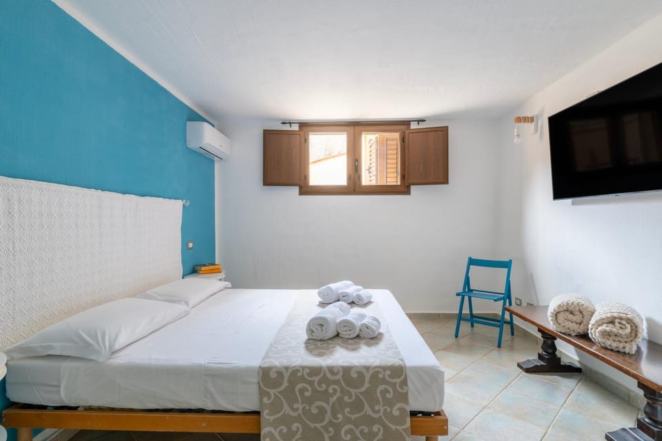 Bed, TV and multimedia, Bedroom, towels, air conditioner