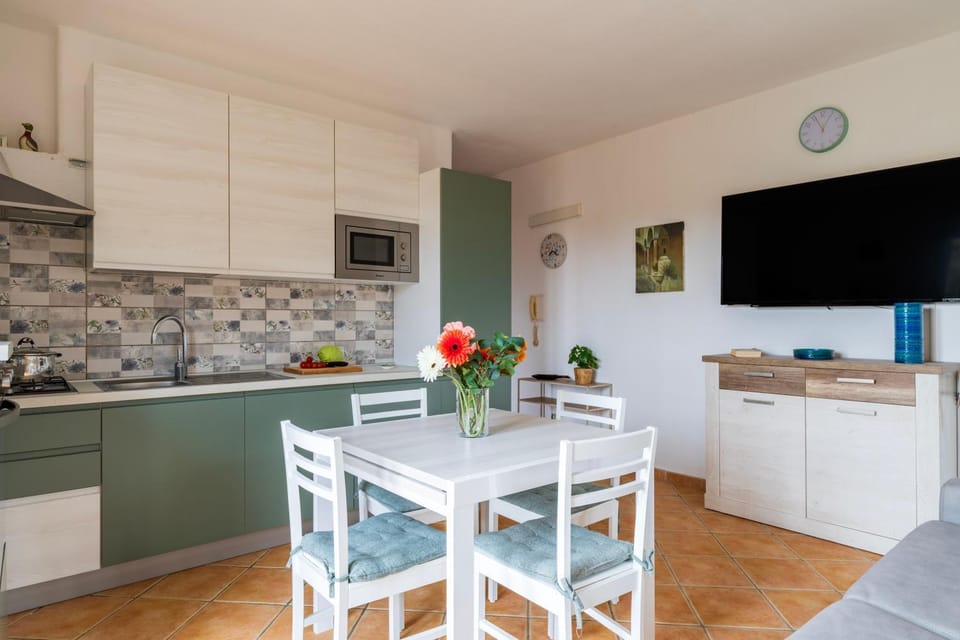 TV and multimedia, Dining area, microwave, stove, kitchen