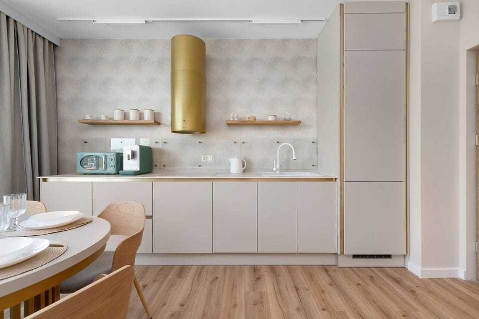Coffee/tea facilities, Kitchen or kitchenette, stove