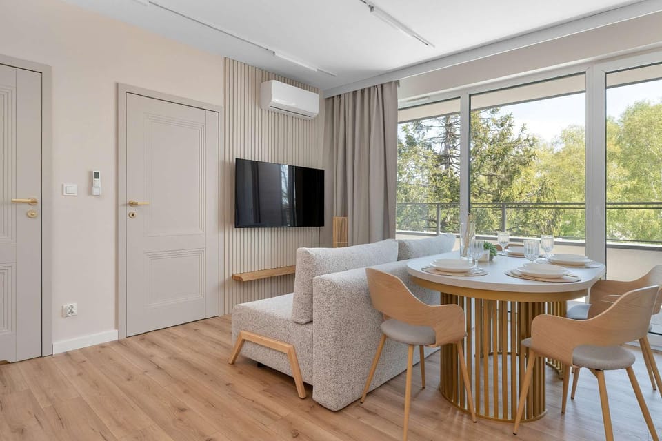 TV and multimedia, Living room, Seating area, Evening entertainment