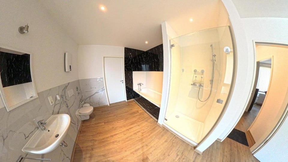 Spacious 4-bedroom house for 8 people Apartment in Bonn