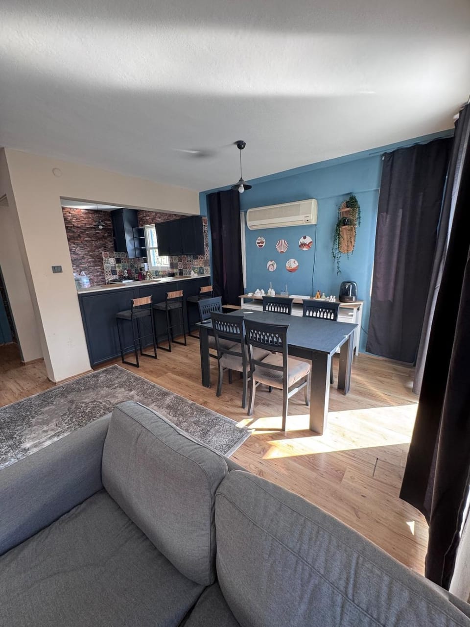 Kitchen or kitchenette, Living room, Seating area, Dining area