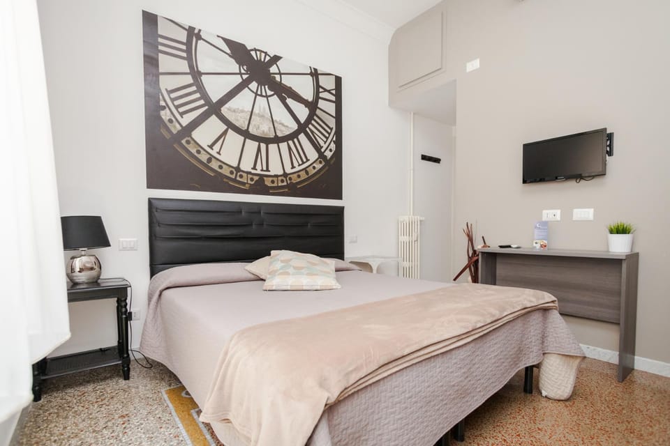 Bed, TV and multimedia, Seating area, Bedroom