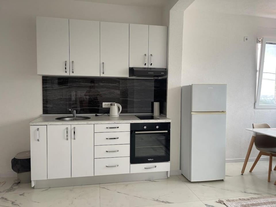 Coffee/tea facilities, Kitchen or kitchenette, Dining area, oven, stove