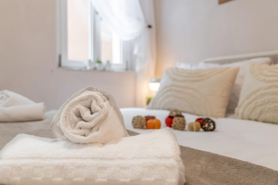Bedroom, towels