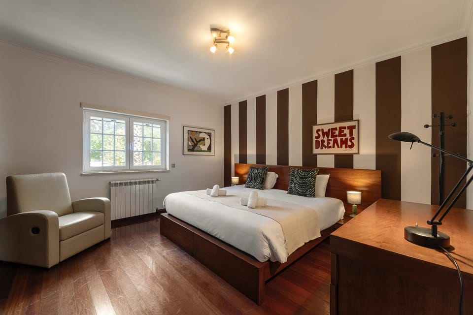 Bed, Decorative detail, towels