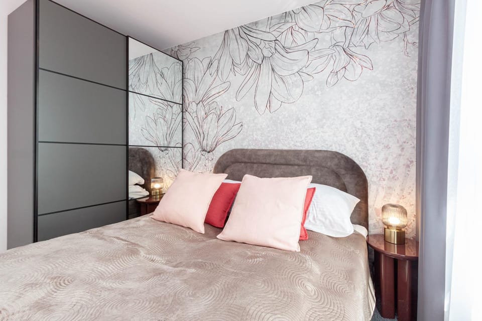 Bed, Photo of the whole room, Seating area, Bedroom, wardrobe