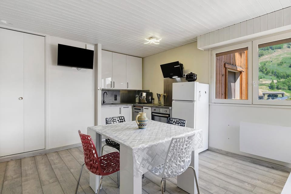 Property building, Kitchen or kitchenette, Living room