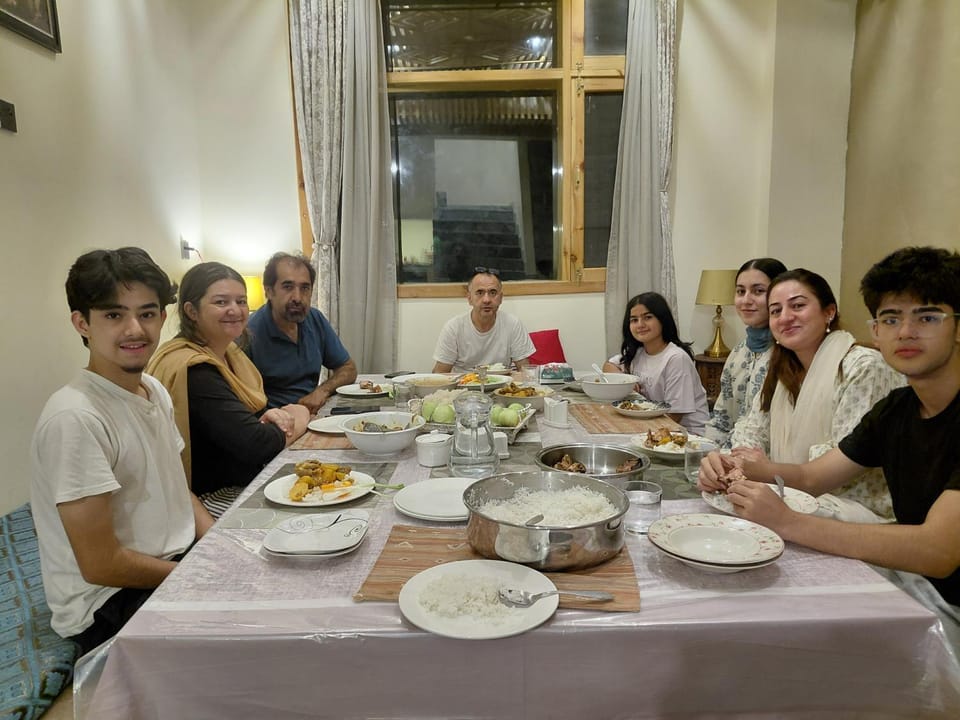 Restaurant/places to eat, Food and drinks, group of guests, Family