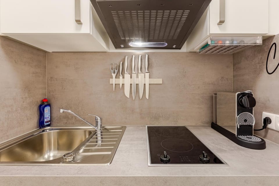 Coffee/tea facilities, Kitchen or kitchenette, stove