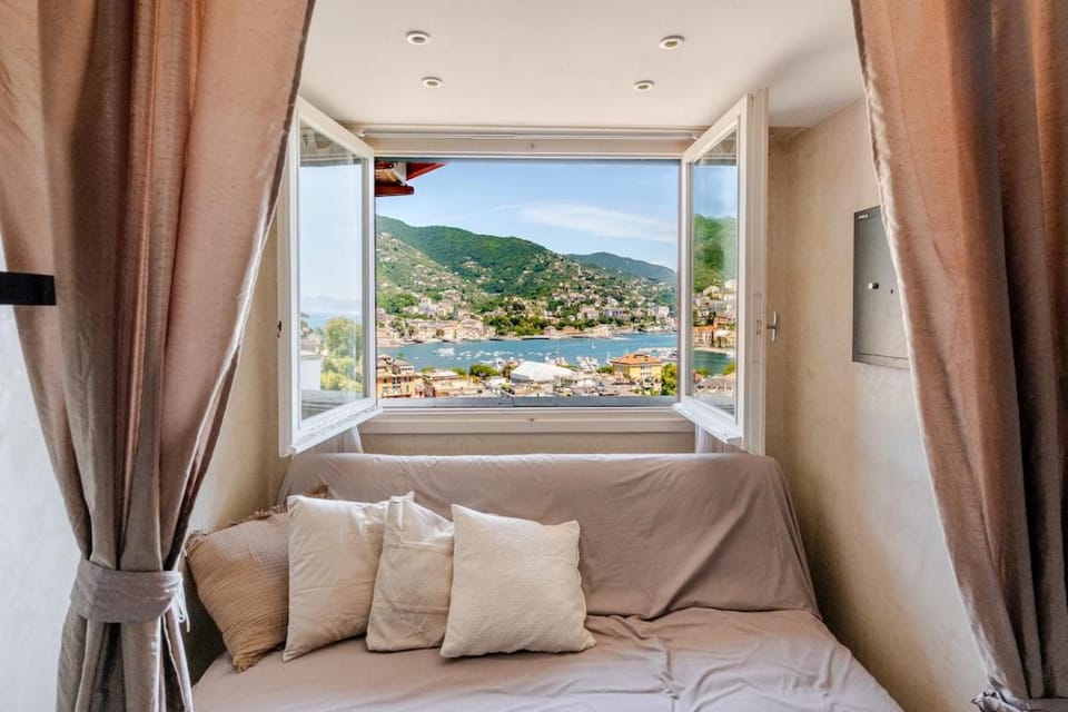 Bright apartment with a view of the Gulf and a swimming pool Apartment in Rapallo