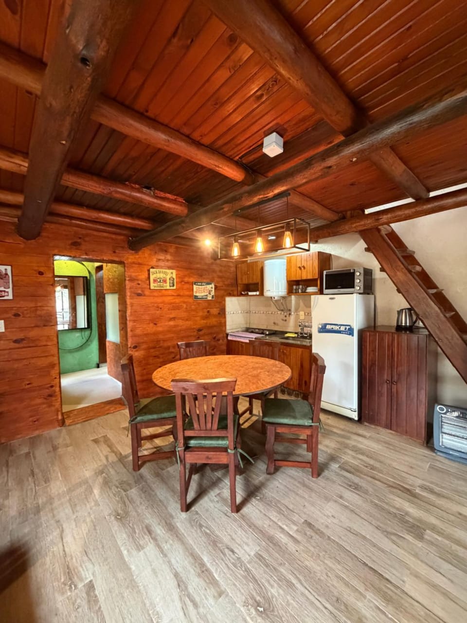 Kitchen or kitchenette, Dining area, minibar, oven, pet friendly