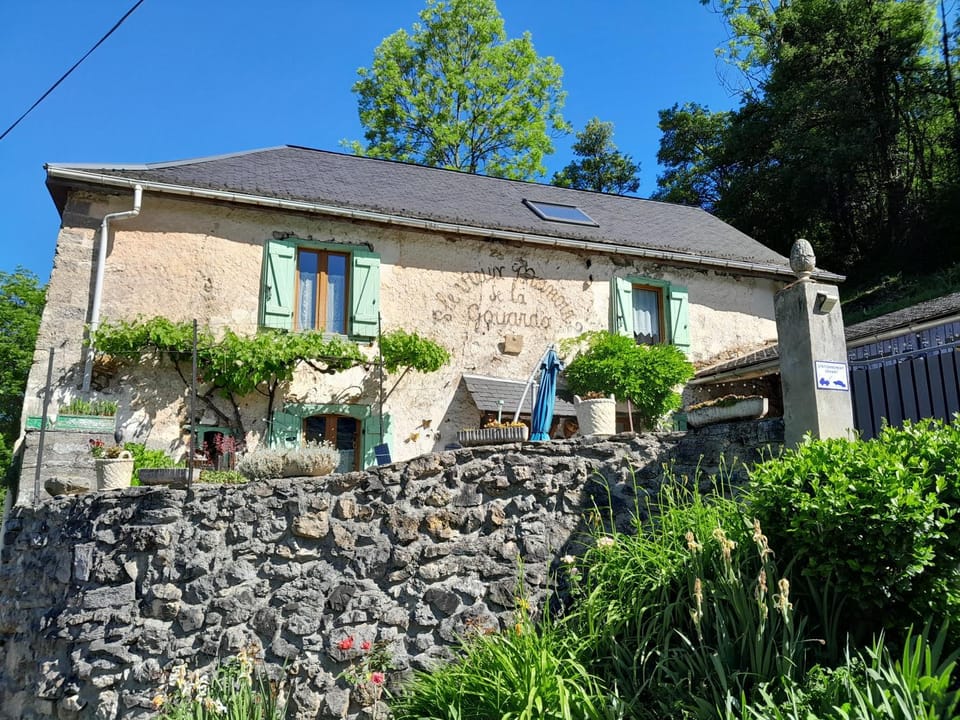 Le vieux vieux manoir de la guardo face au Mont Valier House in Occitanie