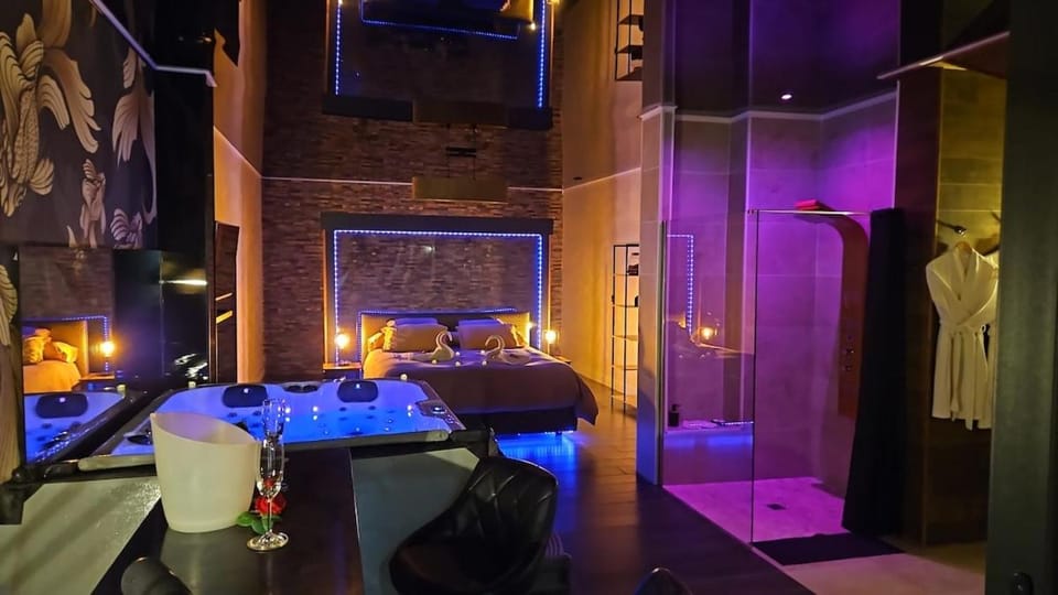Hot Tub, Bathroom, Photo of the whole room, Bedroom