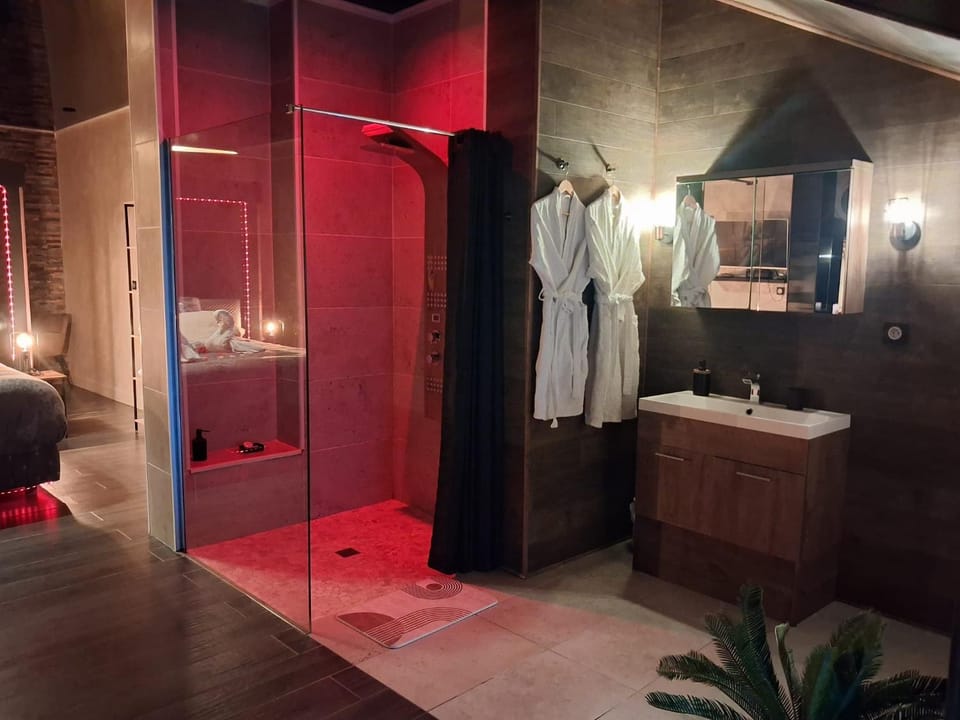 Suite avec Jacuzzi - Clim - Terrasse - Wi-Fi Apartment in Agde