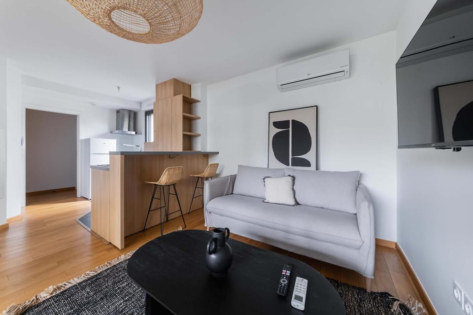 Appartement lumineux avec terrasse Courbevoie - 4P Apartment in Courbevoie