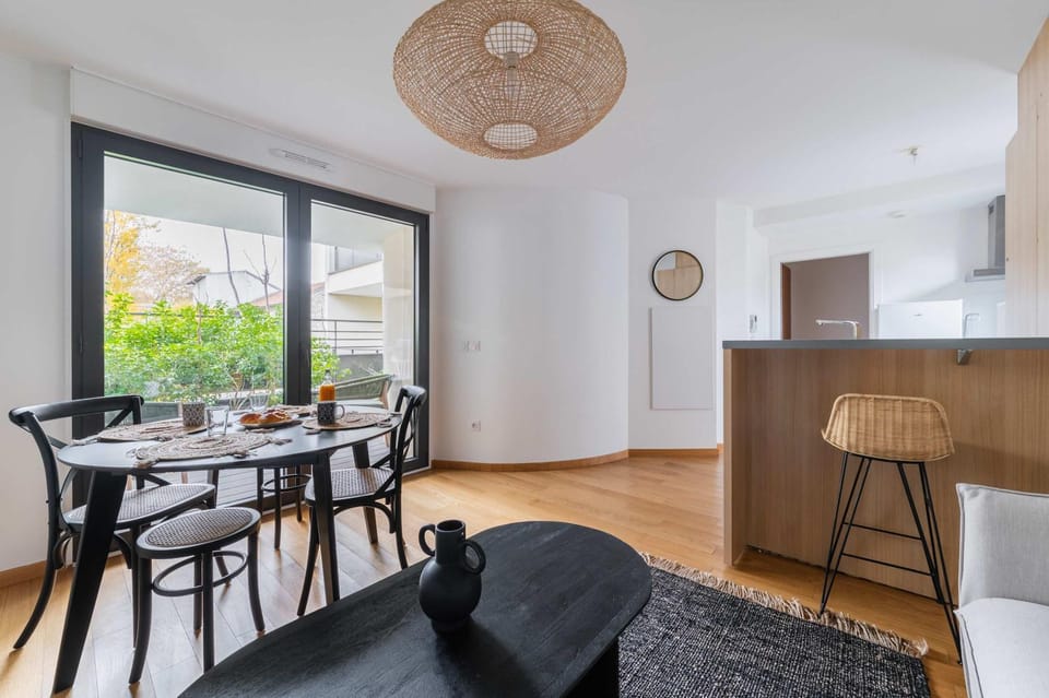 Appartement lumineux avec terrasse Courbevoie - 4P Apartment in Courbevoie