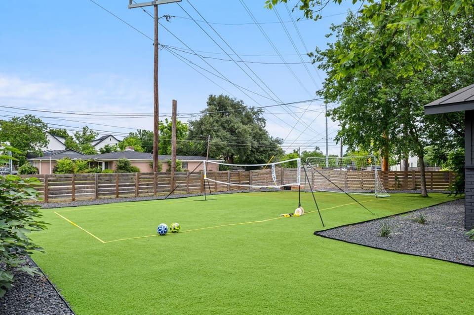 Wonderland - Sleeps 24 Pool Hot Tub Soccer etc House in Austin