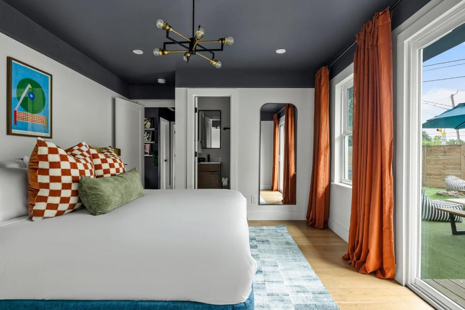 Wonderland - Sleeps 24 Pool Hot Tub Soccer etc House in Austin
