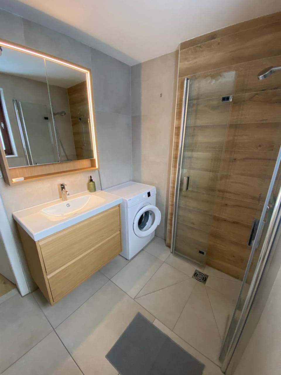 Shower, Bathroom, towels, washing machine