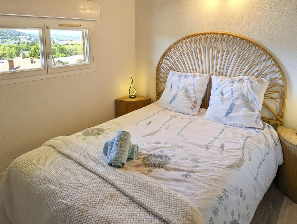 Bed, Bedroom, towels