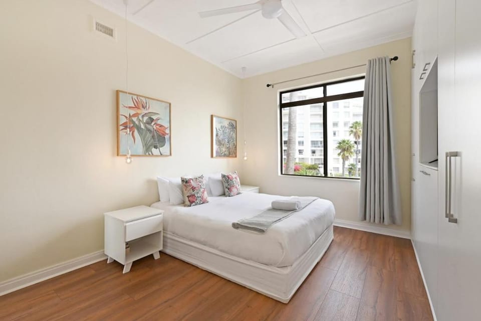Spacious Bright Apt 50m to Ocean Apartment in Sea Point