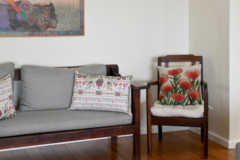 Spacious Bright Apt 50m to Ocean Apartment in Sea Point