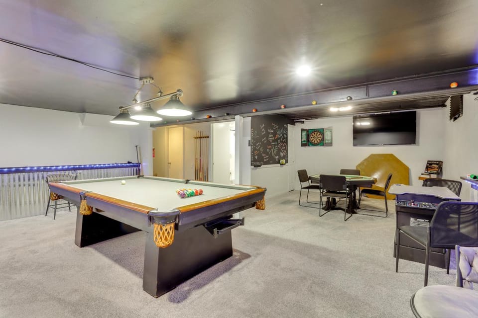 GREEN LANTERN: Game Room, Furnished Deck, Modern House in Lexington