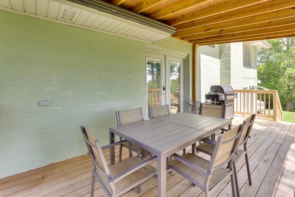 GREEN LANTERN: Game Room, Furnished Deck, Modern House in Lexington