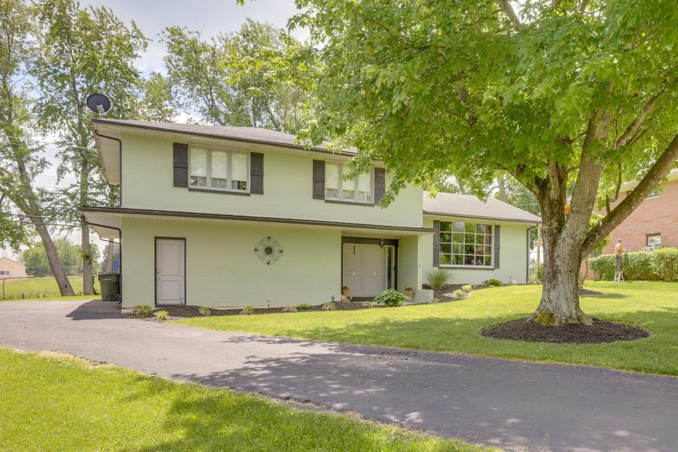 GREEN LANTERN: Game Room, Furnished Deck, Modern House in Lexington