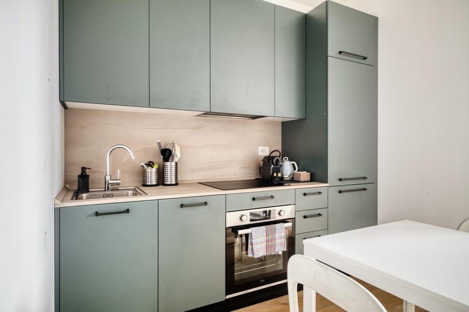 Coffee/tea facilities, Kitchen or kitchenette, Dining area, dishwasher, oven, stove