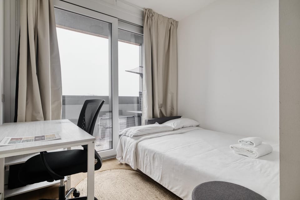 Bed, Seating area, towels