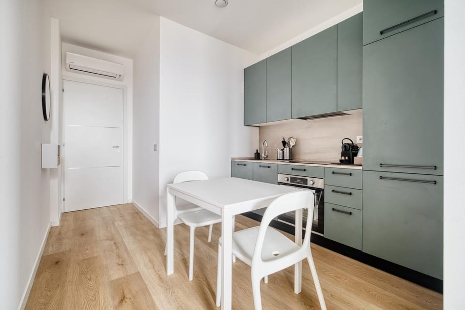 Kitchen or kitchenette, Dining area, oven, stove, air conditioner