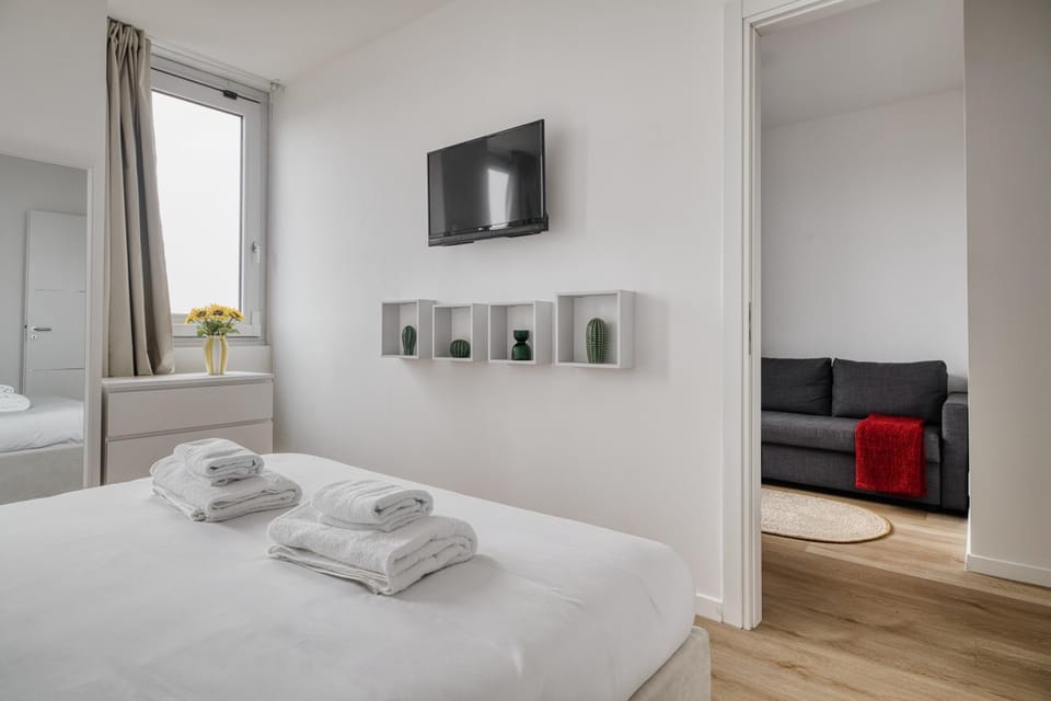Bed, TV and multimedia, Photo of the whole room, Bedroom, towels