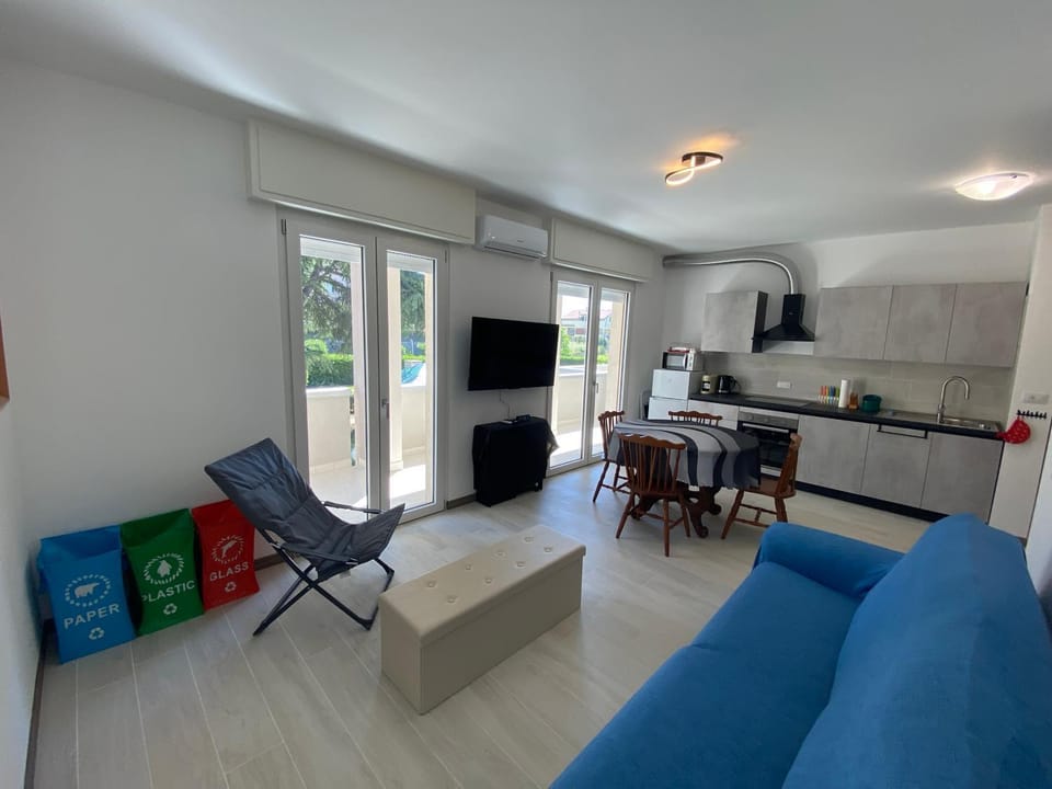 TV and multimedia, Kitchen or kitchenette, Living room, Dining area, oven