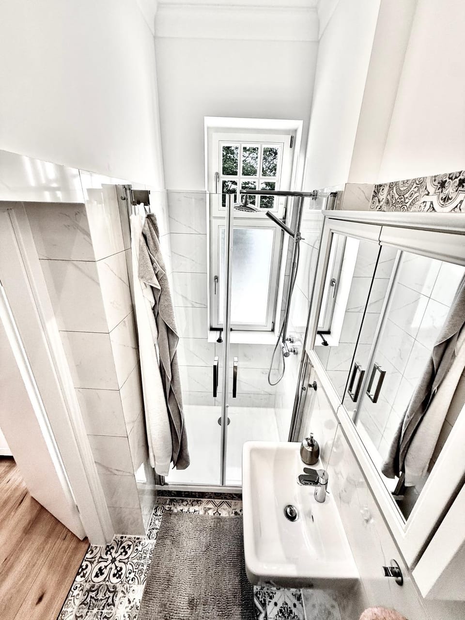 Shower, Toilet, Bathroom, towels