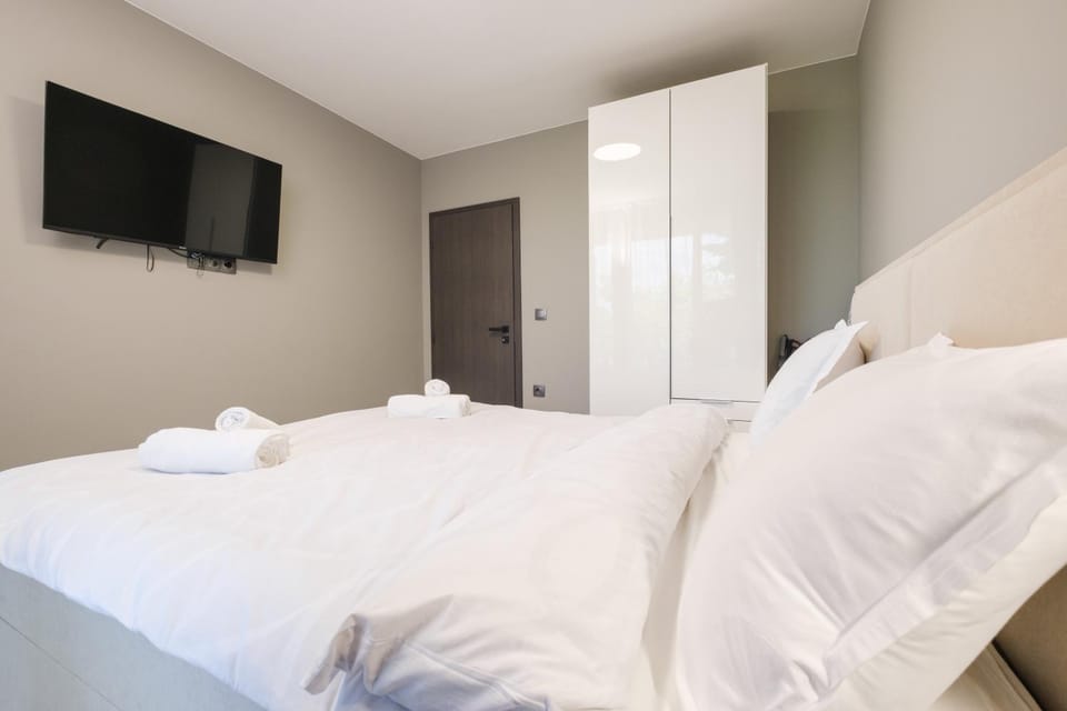 Bed, TV and multimedia, Photo of the whole room, Bedroom, towels, wardrobe