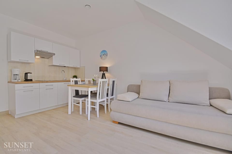 Kitchen or kitchenette, Living room, Seating area, Dining area, stove